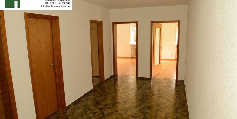 5 Hausflur Vormieter hatt die Fliesen mit hellen PVC überdeckt wohnraumbitzer.de