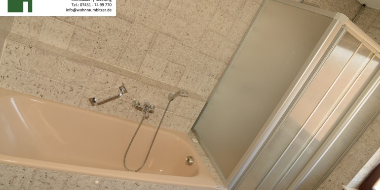 7 Hauptbadezimmer mit Dusche und Badewane Tageslichtbad wohnraumbitzer.de