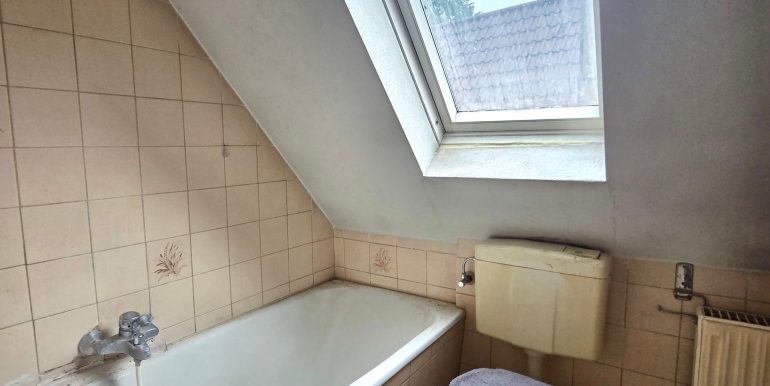 Zweifamilienhaus Ebingen zu verkaufen, Langwatte 2, Badezimmer im Dachgeschoss