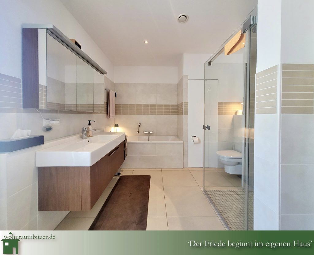 Wohnung mit Park zu verkaufen, Großes Bad mit bodentiefer Dusche und Badwanne,4 Zimmer Wohnung Bad Honnef, Bitzer Immobilien Albstadt Bisingen Balingen