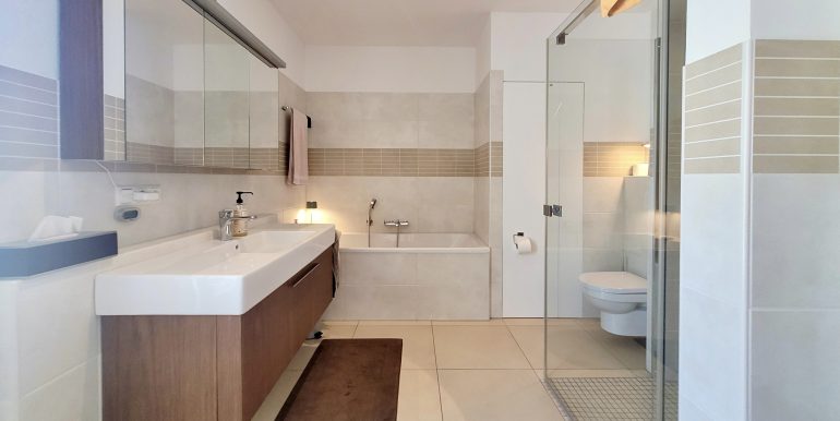 Wohnung mit Park zu verkaufen, Großes Bad mit bodentiefer Dusche und Badwanne,4 Zimmer Wohnung Bad Honnef,  Bitzer Immobilien Albstadt Bisingen Balingen