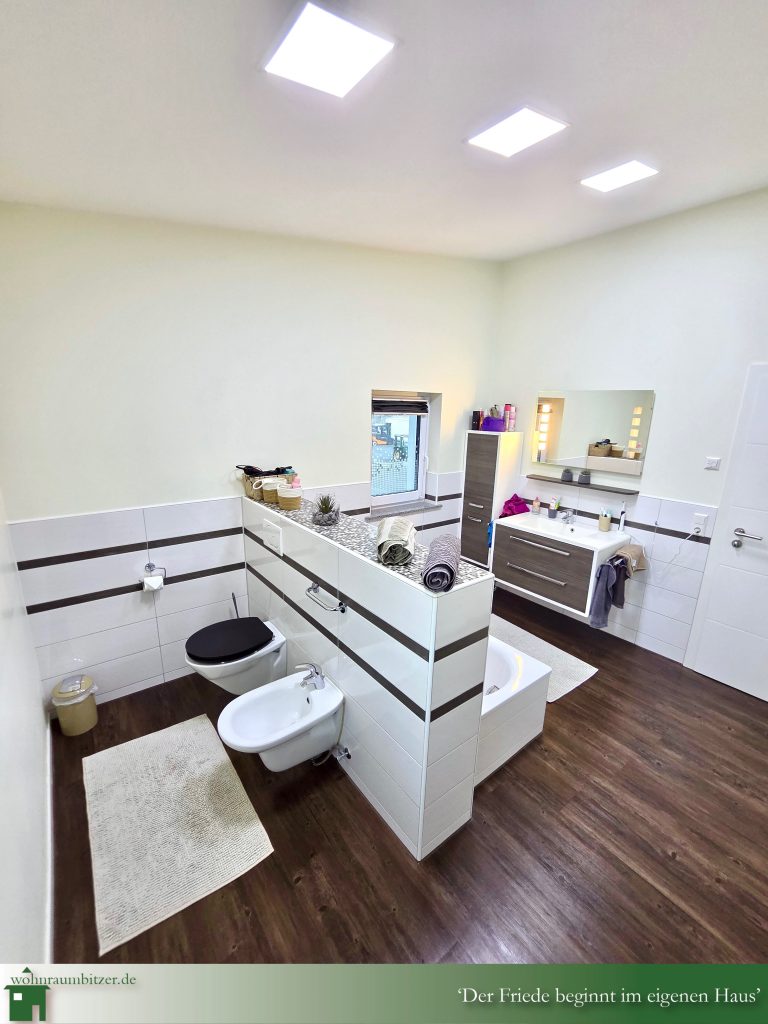 Einfamilienhaus Ostrach zu verkaufen, Tageslichbad mit Dusche und Badewanne