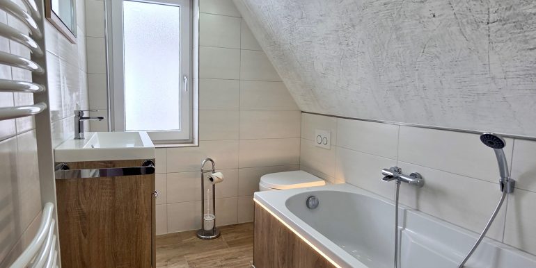 Einfamilienhaus mit Terrasse und Doppelgarage 13