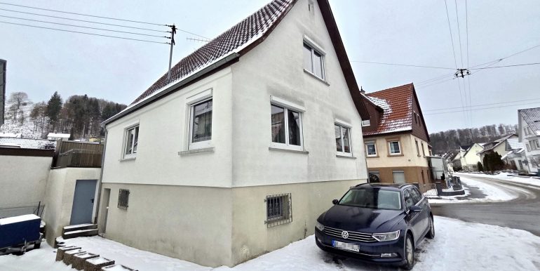 Einfamilienhaus mit Terrasse und Doppelgarage 24