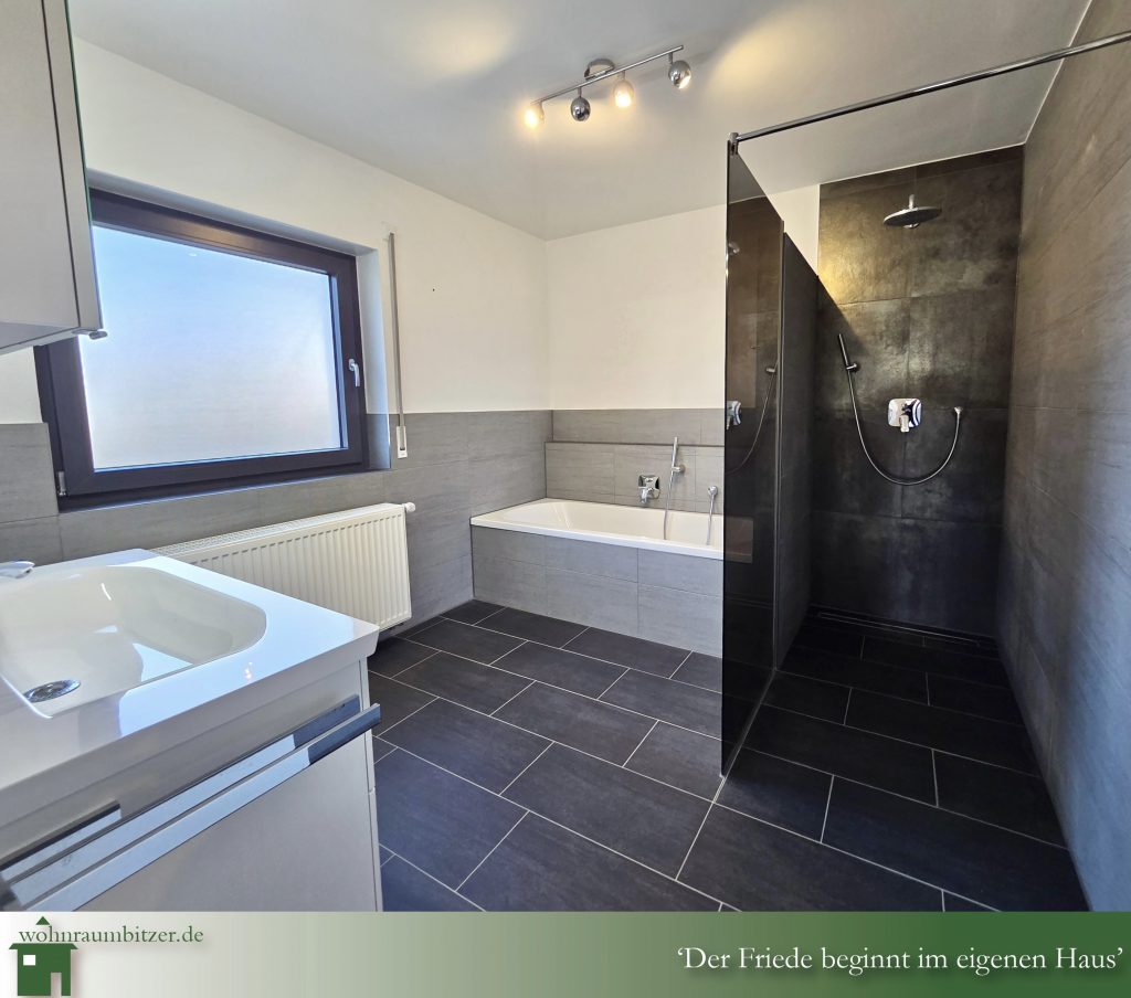 Kann wohnen träumen sein? Einfamilienhaus Eisental Lautlingen Badezimmer mit Dusche und Badewanne