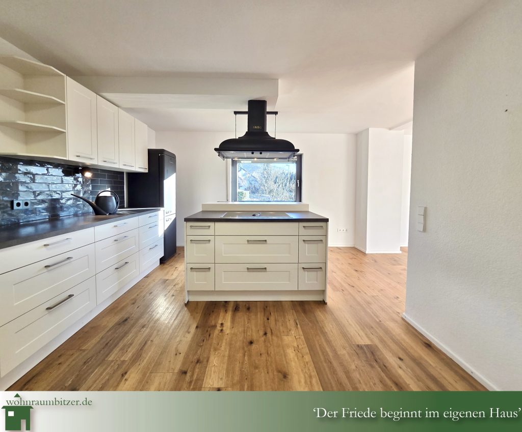 Kann wohnen träumen sein? Einfamilienhaus Eisental Lautlingen Küchen und Essbereich