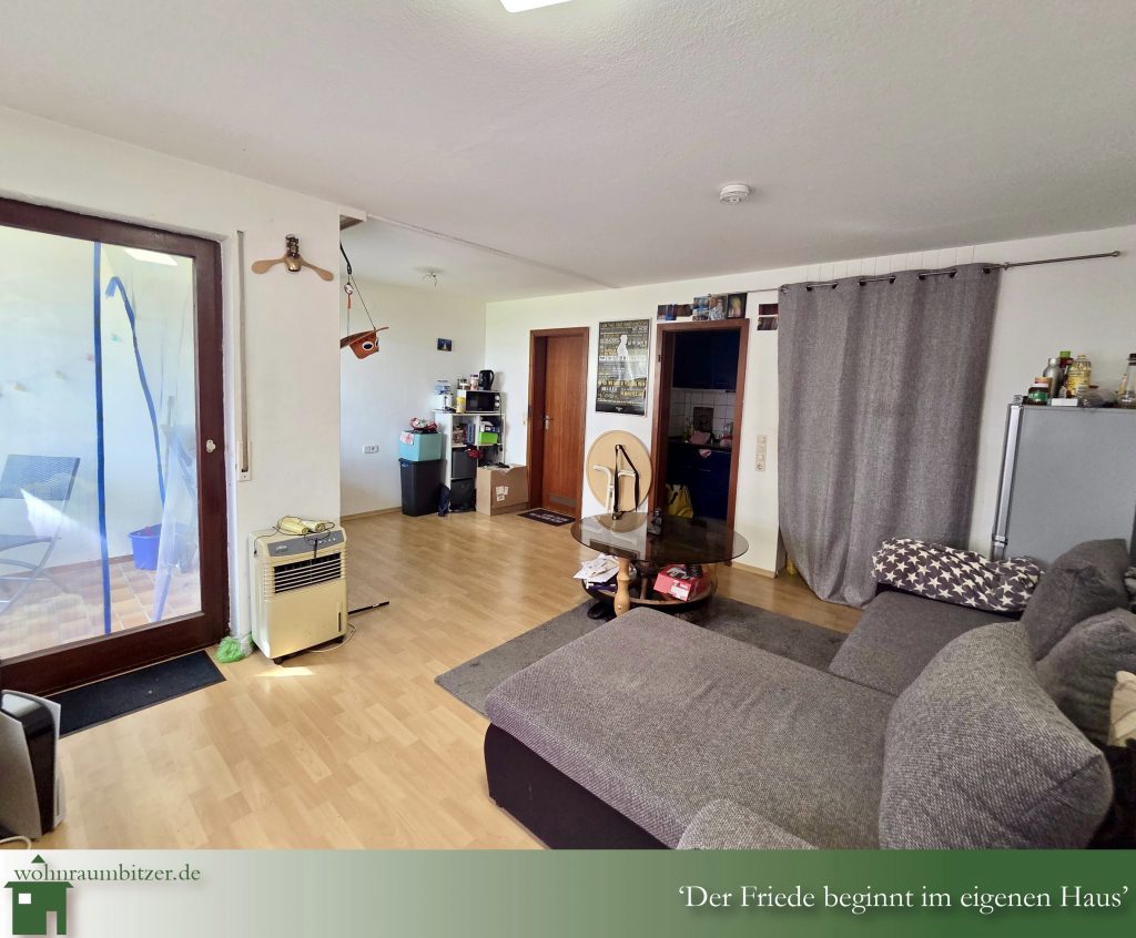 1 Zimmer Wohnung Gomaringen Kapitalanlage, Wohnzimmer mit Blick auf den Balkon