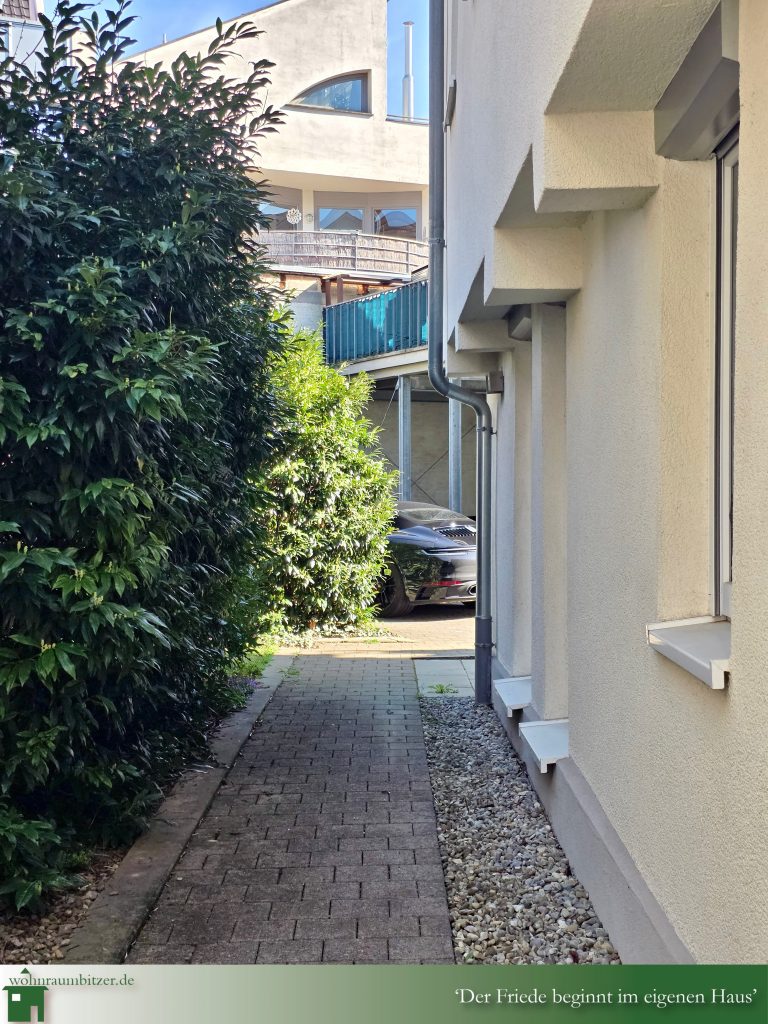 Fantastische Wohnung Reutlingen Stadtmitte, Blick auf den Stellplatz