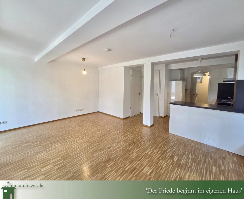 Fantastische Wohnung Reutlingen Stadtmitte, Blick ins Wohnzimmer und Küche