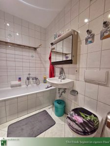3 Zimmer Kapitalanlage Chemnitz zu verkaufen, Denkmalgeschützt, Badezimmer mit Badewanne