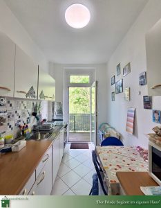 3 Zimmer Kapitalanlage Chemnitz zu verkaufen, Denkmalgeschützt, Küche mit Blick auf den Balkon