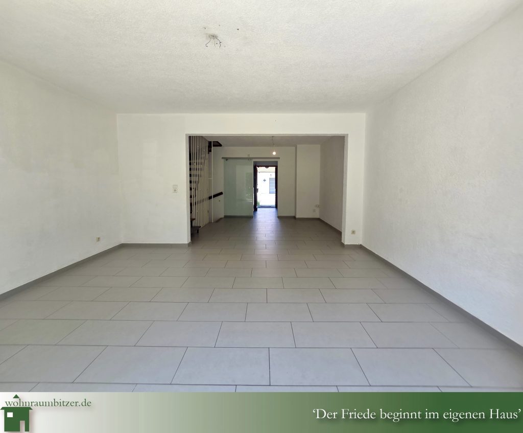 Blick vom Wohnzimmer in Richtung Küche und Eingangsbereich mit Treppen Auf- und Abgang