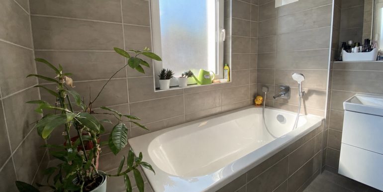 Einfamilienhaus Reutlingen Ohmenhausen Fast neu 27 kWh, Badewanne