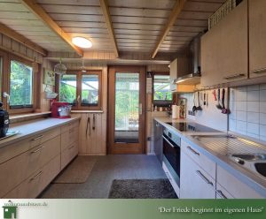 DAS FERIENHAUS in Marschalkenzimmern, Blick in die Küche auf die überdachte Terrasse