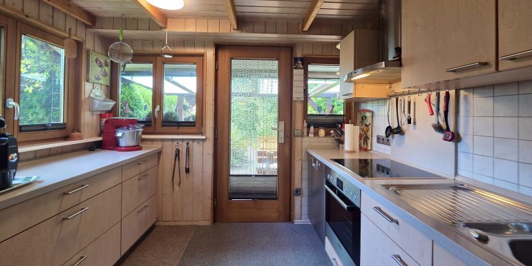 DAS FERIENHAUS in Marschalkenzimmern, Blick in die Küche auf die überdachte Terrasse