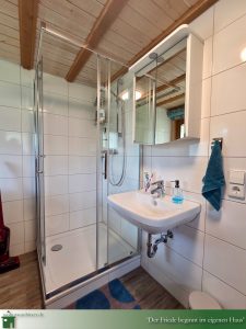 DAS FERIENHAUS in Marschalkenzimmern, voll ausgestattetes Badezimmer mit Dusche, Waschmaschine und Trockner