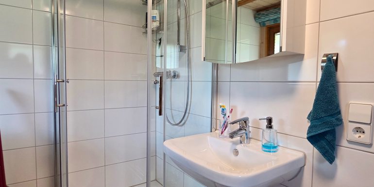 DAS FERIENHAUS in Marschalkenzimmern, voll ausgestattetes Badezimmer mit Dusche, Waschmaschine und Trockner