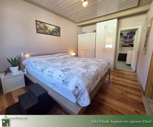 Einziehen, wohnen, Blick ins Schlafzimmer mit Ankleidezimmer