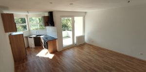 1,5 Zimmer Wohnung in toller Lage Tailfingen, Blick ins Wohnzimmer mit Küche und Balkon