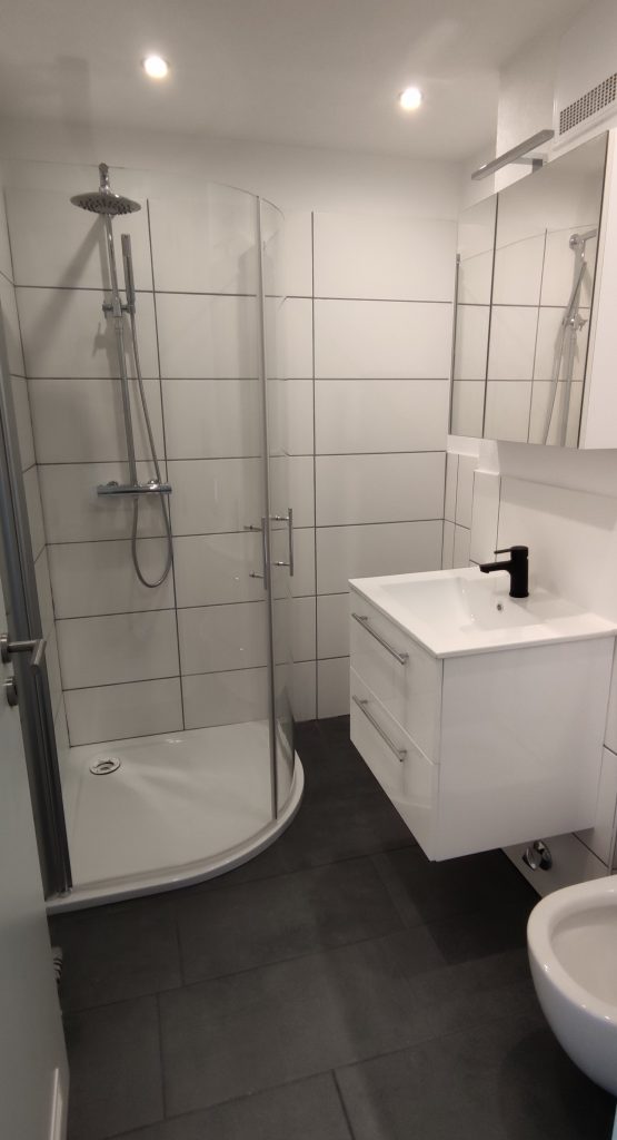 1,5 Zimmer Wohnung in toller Lage Tailfingen, Blick ins Badezimmer mit Dusche