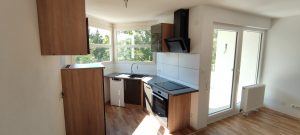 1,5 Zimmer Wohnung in toller Lage Tailfingen, Blick ins Wohnzimmer mit Küche und Balkon 3