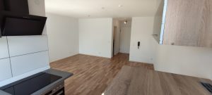 1,5 Zimmer Wohnung in toller Lage Tailfingen, Blick ins Wohnzimmer mit Küche und Balkon 4
