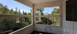 1,5 Zimmer Wohnung in toller Lage Tailfingen, Blick ins Wohnzimmer mit Küche und Balkon 5