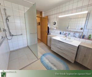 TOP-gepflegte Doppelhaushälfte in Ortsrandlage von RT-Sondelfingen zu verkaufen, Blick in das Badezimmer