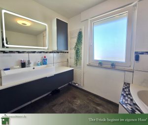 Großes Einfamilienhaus zu verkaufen Albstadt Tailfingen, großes Badezimmer mit Dusche und Badewanne