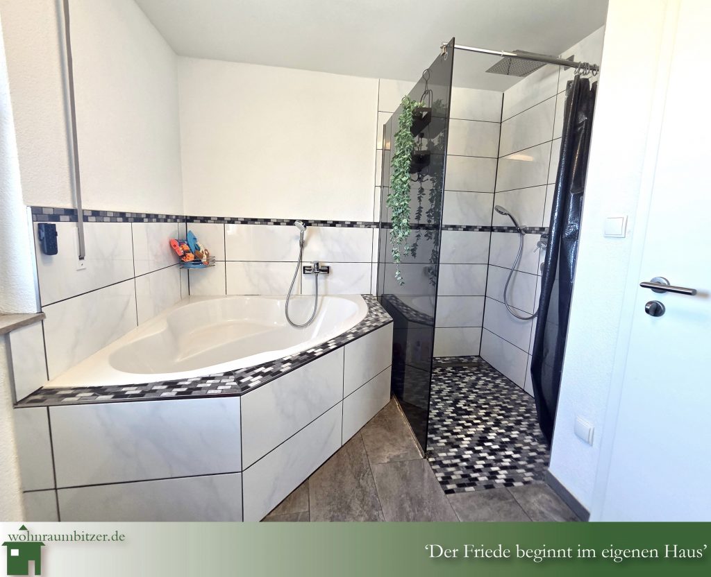 Großes Einfamilienhaus zu verkaufen Albstadt Tailfingen, großes Badezimmer mit Dusche und Badewanne 2