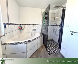 Großes Einfamilienhaus zu verkaufen Albstadt Tailfingen, großes Badezimmer mit Dusche und Badewanne 2