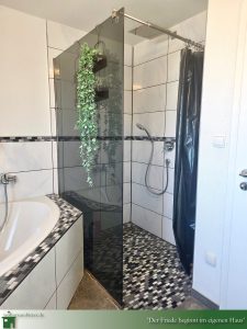 Großes Einfamilienhaus zu verkaufen Albstadt Tailfingen, großes Badezimmer mit Dusche und Badewanne 3