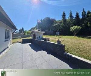 Großes Einfamilienhaus zu verkaufen, Blick auf die Terrasse