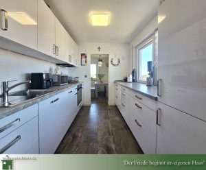 Großes Einfamilienhaus zu verkaufen Albstadt Tailfingen, Küche mit Blick ins Esszimmer