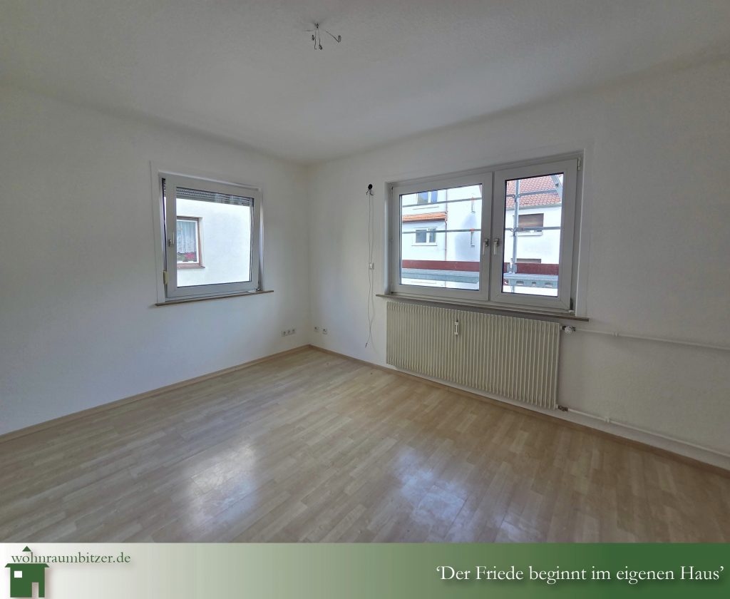 Kleines Dreifamilienhaus Kapitalanlage Tailfingen Blick ins Wohnzimmer