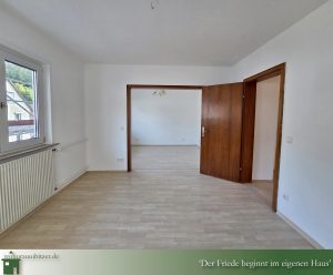 Kleines Dreifamilienhaus Kapitalanlage Tailfingen Blick ins Wohnzimmer mit Essbereich
