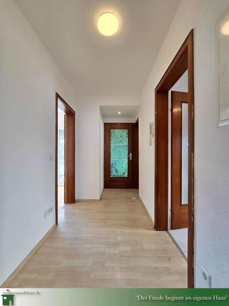 Kleines Dreifamilienhaus Kapitalanlage Tailfingen, Blick auf den Flur