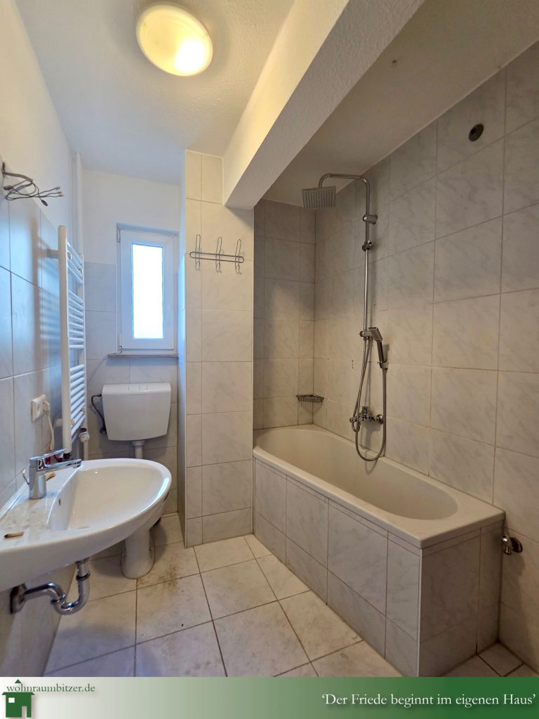 Kleines Dreifamilienhaus Kapitalanlage Tailfingen zu verkaufen, Blick ins Badezimmer