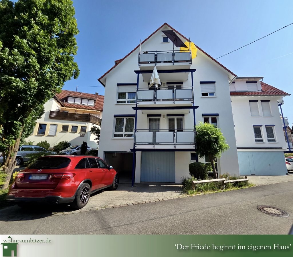 Neuwertige 4 Zimmer Erdgeschosswohnung Tübinger Stadtteil zu verkaufen, Blick auf den Stellplatz, Garage und Balkon