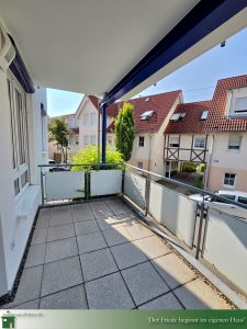 Neuwertige 4 Zimmer Erdgeschosswohnung Tübinger Stadtteil zu verkaufen, Blick auf den Balkon