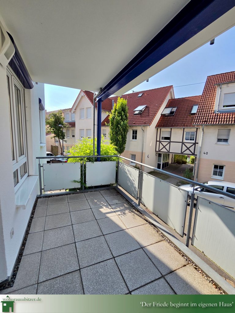 Neuwertige 4 Zimmer Erdgeschosswohnung Tübinger Stadtteil zu verkaufen, Blick auf den Balkon