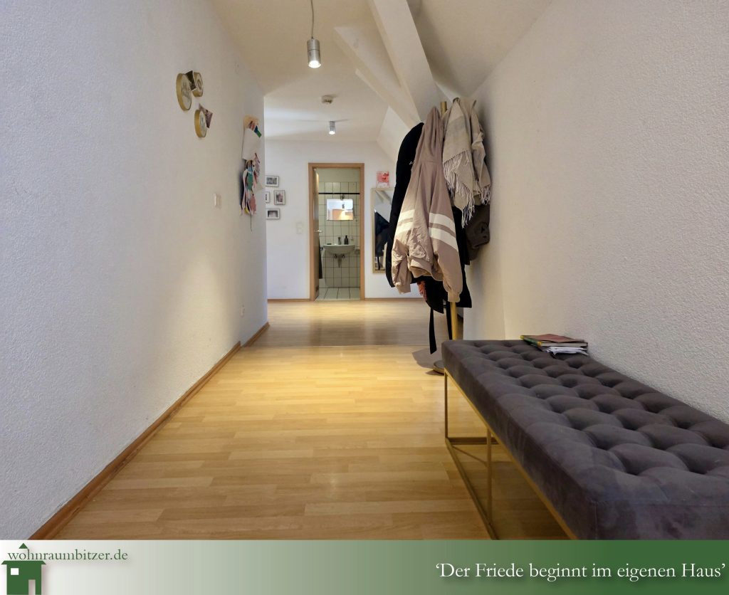 Dachgeschosswohnung mit traumhaftem Ausblick in Albstadt-Tailfingen, Flur
