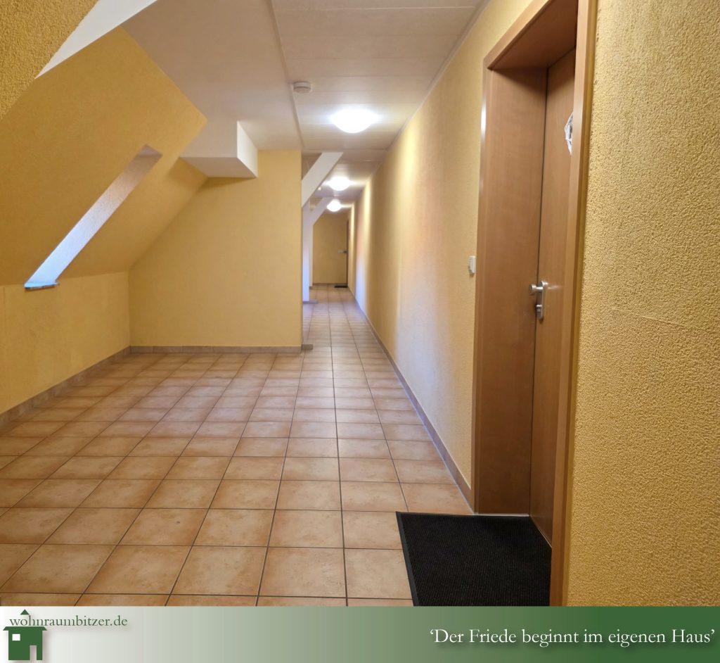 Dachgeschosswohnung mit traumhaftem Ausblick in Albstadt-Tailfingen, Flur Eingangsbereich