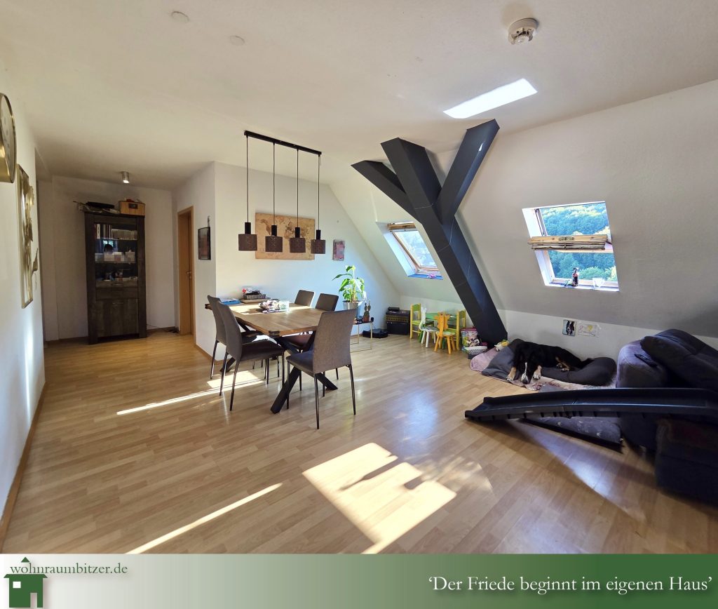Dachgeschosswohnung mit traumhaftem Ausblick in Albstadt-Tailfingen, Wohnzimmer