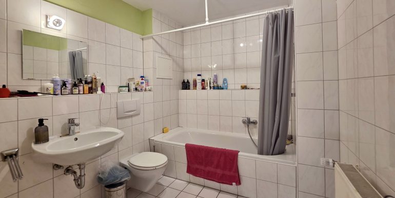 Dachgeschosswohnung mit traumhaftem Ausblick in Albstadt-Tailfingen, Bad 1 von 2