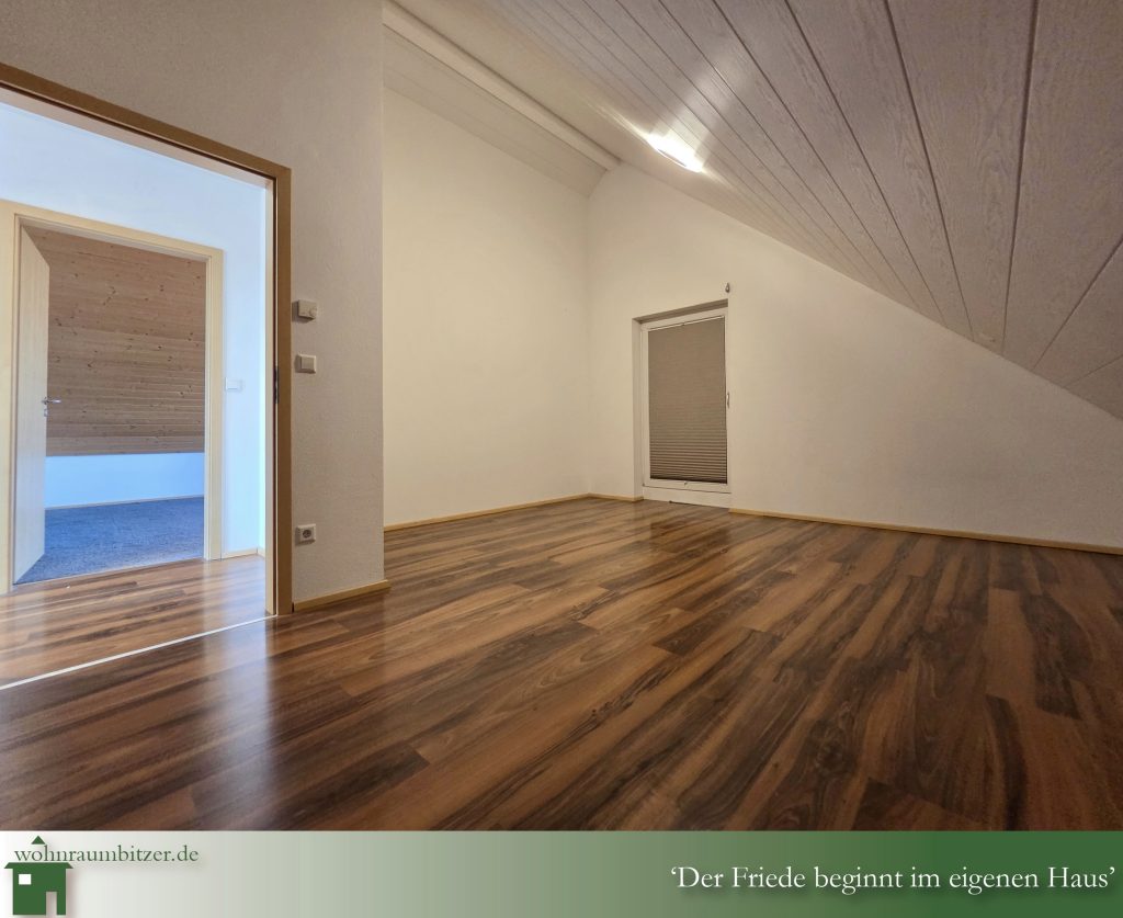 Freistehendes Einfamilienhaus Ofterdingen kaufen Energieeffizienz A, Schlafzimmer mit Zugang zum Balkon