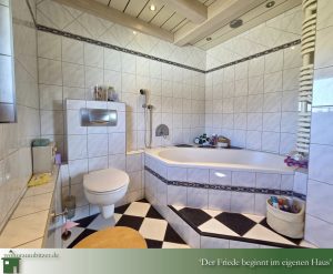 Terrasse mit Wohnung Metzingen Stadtmitte kaufen, Tageslichtbad mit Dusche und Badewanne