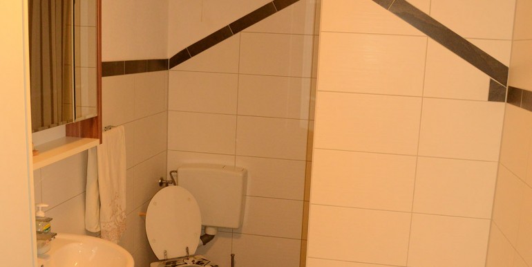 1 Badezimmer mit Badewanne und Dusche wohnraumbitzer.de