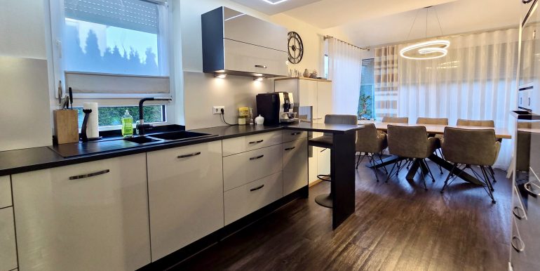 Einfamilienhaus mit doppeltem Bauplatz zu verkaufen 1