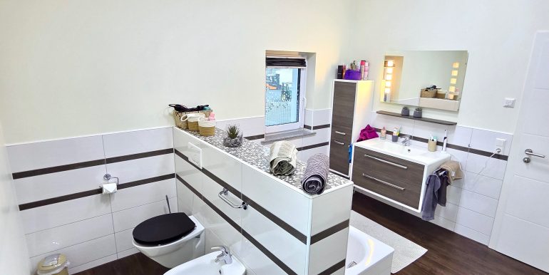 Einfamilienhaus mit doppeltem Bauplatz zu verkaufen 11